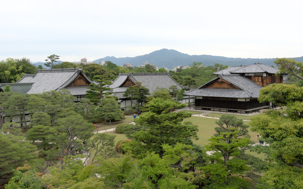 Vue d’un bout du jardin, d’une partie du château. Kyôto en arrière-plan.